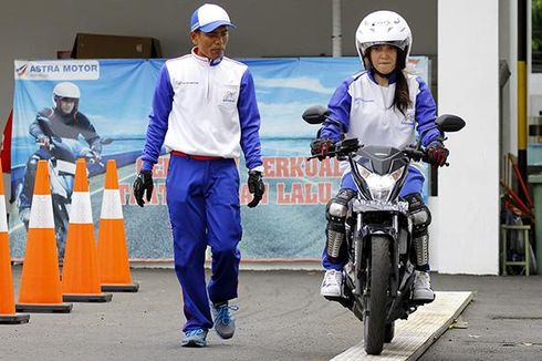 Posisi Berkendara Sepeda Motor yang Benar bagi Wanita