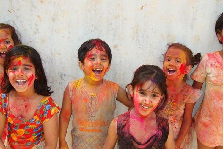 Dalam tradisi Holi, warga saling melempar serbuk warna-warni. Warna-warna tersebut berkaitan dengan beragam unsur keagamaan, budaya, dan mitologi.