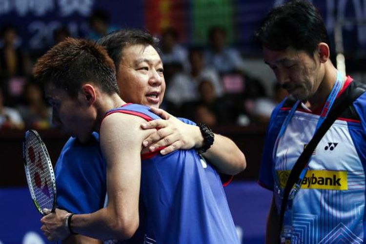 Tunggal Putra Malaysia, Lee Chong Wei (tengah), dibantu pelatihnya, Tey Seu Bock dan Rashid Sidek (kanan), saat mengalami kram kaki pada babak final BWF World Championships, di Guangzhou, China.