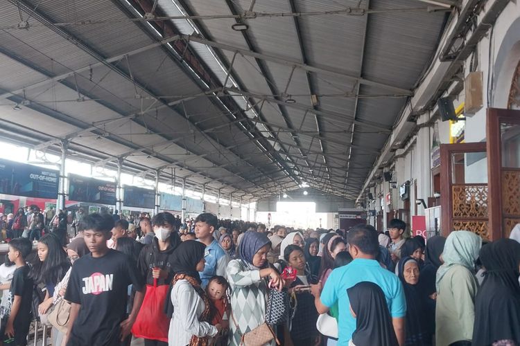 Penumpang Membludak di Stasiun Bogor, Antrean Mengular hingga Peron