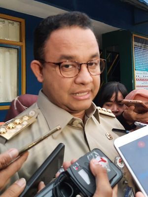 Gubernur DKI Jakarta Anies Baswedan di Pintu Air Manggarai, Jakarta Pusat, Selasa (25/2/2020)