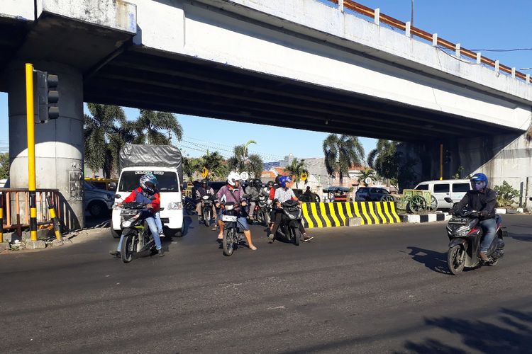 Pertigaan di bawah jembatan layang Waru Sidoarjo