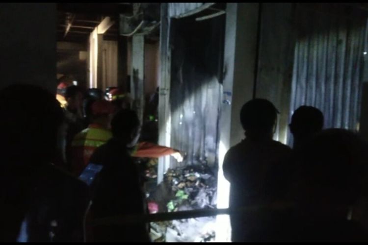 Petugas pemadam Kebakaran, melakukan pendinginan di kios pasar Arjosari Pacitan Jawa Timur yang terbakar, Minggu (28/05/2023).