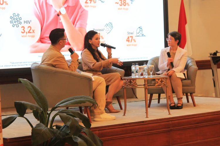 (Ki-ka) dr. Johan Wijoyo - Head of Medical Adult Vaccine GSK Indonesia, Maia Estianti - Duta Kampanye Kesehatan ?Kenali Cacar Api?, dr. Sandra Sinthya Langow, Sp.PD-KR - Dokter Spesialis Penyakit Dalam Rumah Sakit Siloam Lippo Village dalam acara Kenali Cacar Api Health Talk di Siloam Lippo Karawaci, Sabtu (17/1/2026).