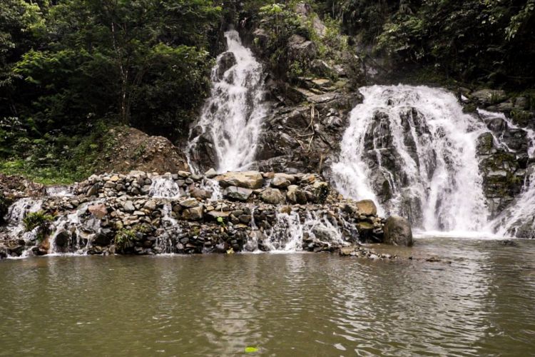 Suasana di Curug Cibingbin, di Bojong Koneng, Kec. Babakan Madang, Bogor, Jawa Barat, Senin (22/2/2021). Curug Cibingbin merupakan salah satu destinasi wisata trekking di kawasan Sentul City Bogor, untuk mencapai curug ini, wisatawan harus berjalan kaki selama 45 menit.