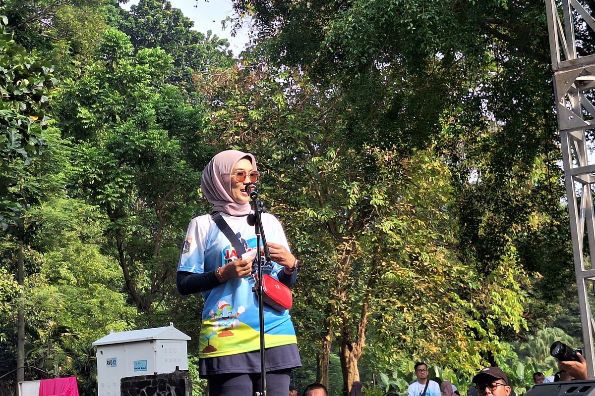 Kepala Dinas Kesehatan Ani Ruspitawati memberi sambutan di acara puncak Jakarta Berjaga di Parkir Selatan Gelora Bung Karno, Minggu (9/6/2024).