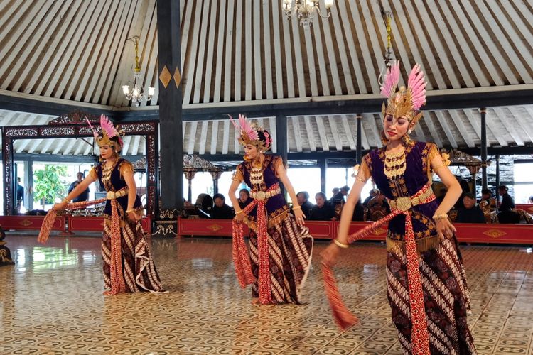 Penampilan tarian di Keraton Yogyakarta, Minggu (11/3/2018).