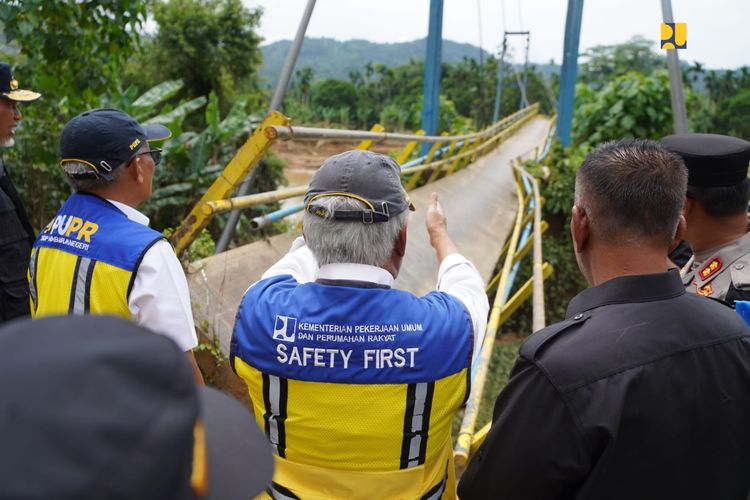 Menteri Pekerjaan Umum dan Perumahan Rakyat (PUPR) Basuki Hadimuljono meninjau langsung lokasi bencana banjir di Kabupaten Pesisir Selatan, Provinsi Sumatera Barat, pada Senin (11/3/2024).
