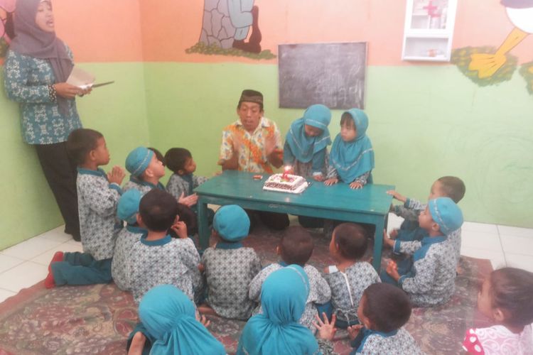 Sriyono Abdul Qohar sedang mengajar anak-anak usia dini. Sriyono merupakan guru PAUD disabilitas asal Blora, Jawa Tengah yang mendapatkan penghargaan dari Kementerian Pendidikan dan Kebudayaan dengan kategori penyandang cacat peduli PAUD. Ia mendirikan dan mengajar di PAUD Gembira Ria di Blora.