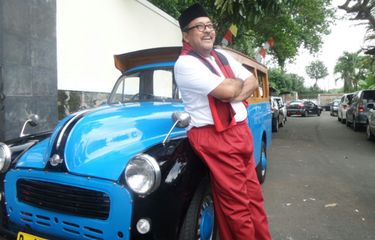 Artis peran Rano Karno saat berpose dengan oplet legendaris Si Doel di kediamannya di kawasan Lebak Bulus, Jakarta Selatan, Minggu (29/10/2017).