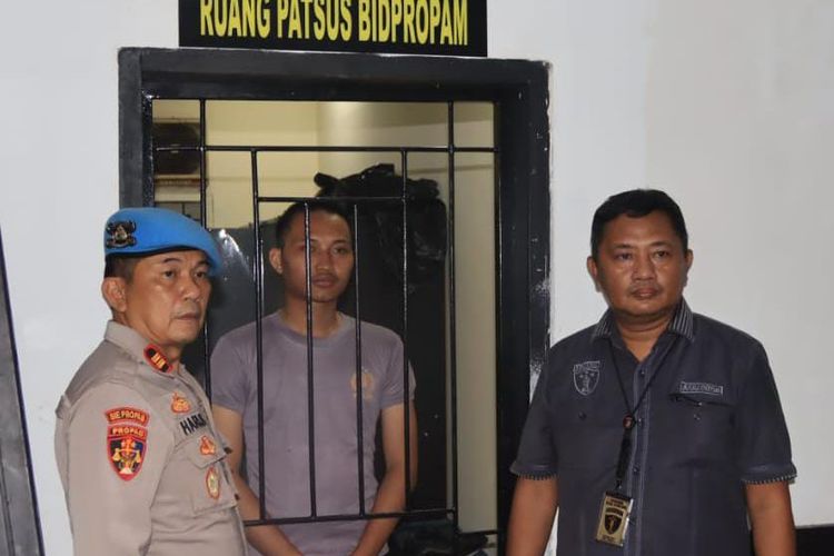 Bripda S, Anggota Polres Kepulauan Seribu ditahan di Ruang Tahanan Polda Metro Jaya karena diduga melakukan tindakan asusila dan menganiaya pacarnya. 