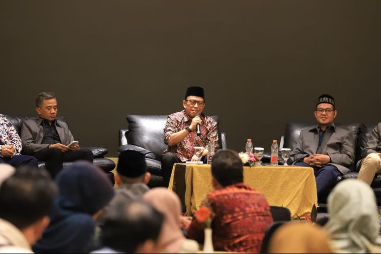 Direktur Urusan Agama Islam dan Bina Syariah Kemenag Arsad Hidayat (tengah) 