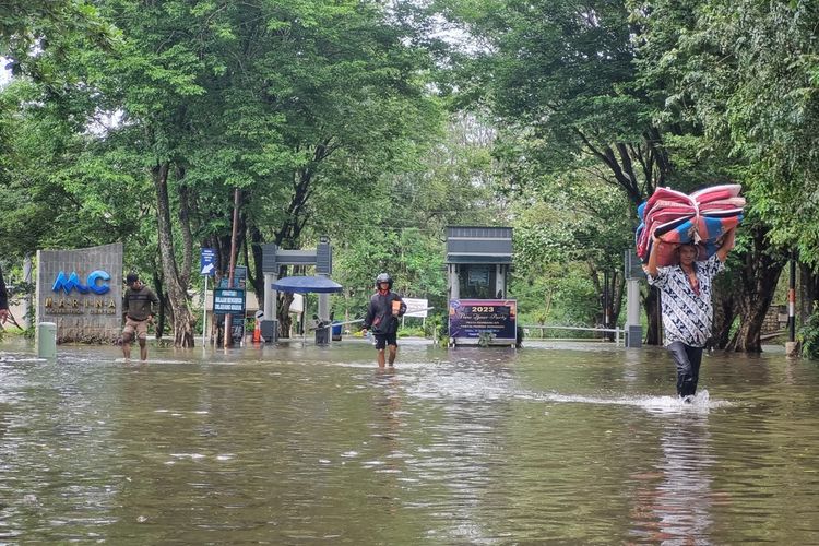 Suasana banjir di kawasan Perum Vila Marina, Semarang, Kamis (29/12/2022).