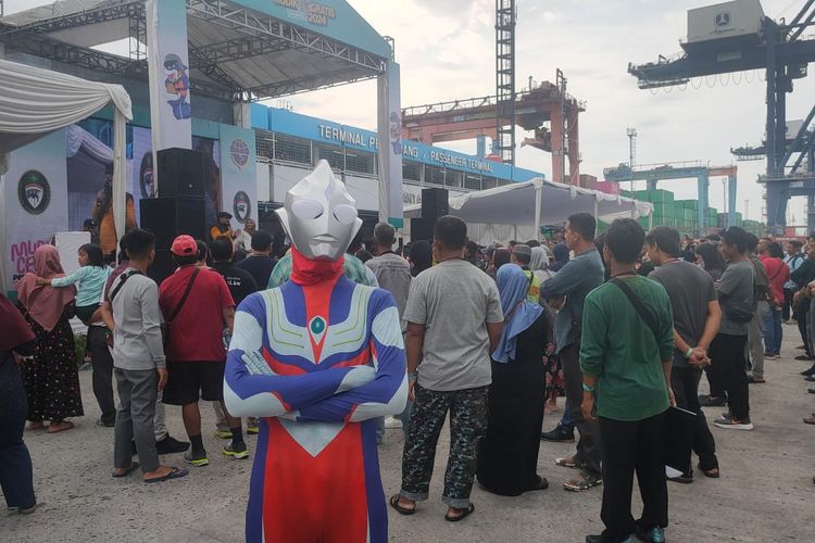 Pemudik bernama Iqbal Alam (24) berkostum Ultraman di Pelabuhan Nusantara, Tanjung Priok, Jakarta Utara, Jumat (5/4/2024).
