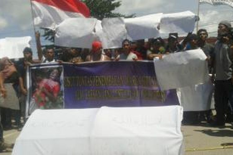 Ratusan warga desa Siri Sori Salam yang berdomisili di Kota Ambon berunjuk rasa di Kantor Polres Pulau Ambon dan Pulau-Pulau Lease, Selasa (13/1/2015). Aksi ini dilakukan penembakan terhadap salah satu kerabat mereka Rafsanjani Lestaluhu (20) oleh orang tidak dikenal di hutan desa mereka pekan lalu