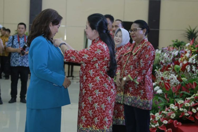 Ketua Tim Penggerak PKK Kota Semarang Tia Hendrar Prihadi menerima penghargaan dari Menko PMK Puan Maharani saat peringatan Harganas di Kota Manado, Sulawesi Utara, Sabtu (8/7/2018)