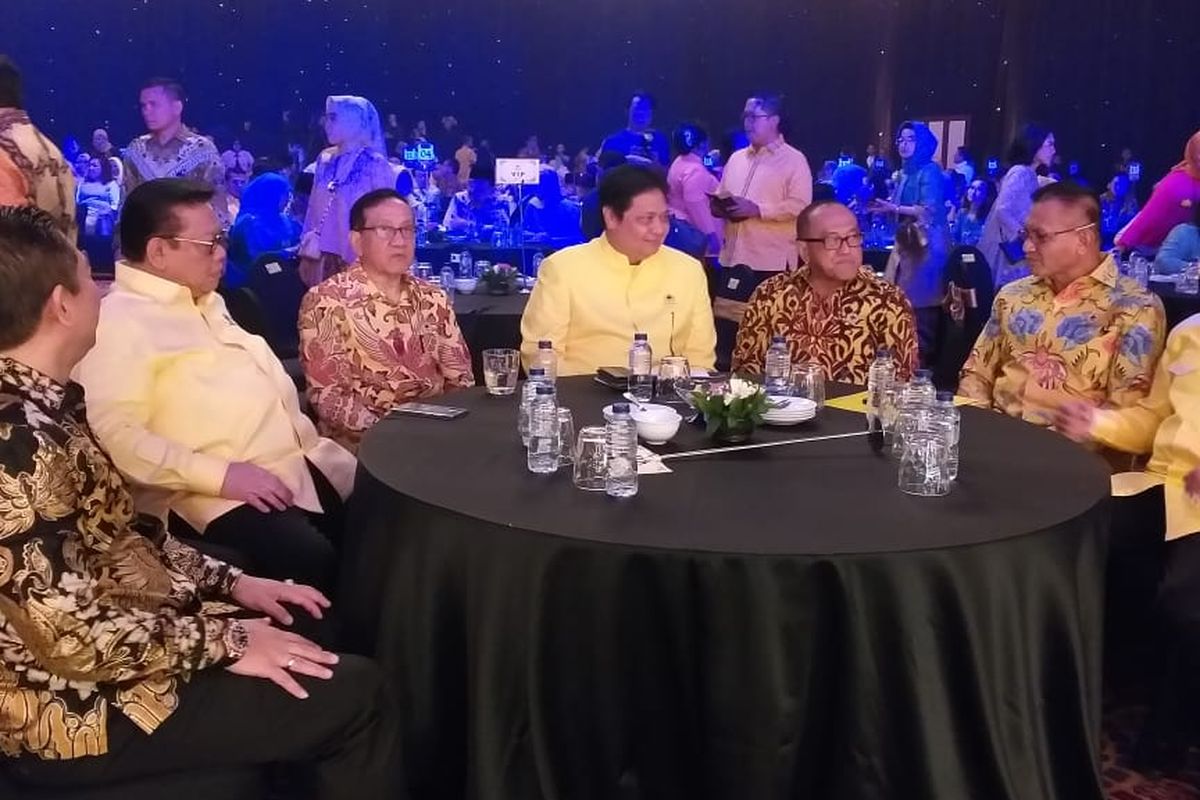 (Kiri-Kanan) Menteri Sosial Agus Gumiwang, Tjitjip Soetardjo, Agung Laksono, Akbar Tandjung, Ketua Umum Partai Golkar Airlangga Hartarto, Aburizal Bakrie, Pimpinan MPR RI Mahyudin, dan Ketua DPR RI, Bambang Soesatyo kompak duduk satu meja saat menghadiri Malam Penghargaan Partai Golkar di Ballroom Hotel Ritz Carlton Mega Kuningan, Jakarta, Minggu (15/9/2019) malam.