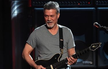 Gitaris legendaris Eddie Van Halen tampil di Billboard Music Awards 2015 di MGM Grand Garden Arena, Las Vegas, pada 17 Mei 2015. Pendiri band Van Halen tersebut meninggal dunia akibat kanker pada 6 Oktober 2020.