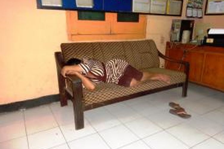 Sl, seorang ibu kandung diamankan di Mapolsek Sumberbaru, Jember Jawa Timur. Dia diduga menghabisi nyawa anak kandungnya sendiri, Senin (4/8/2014).