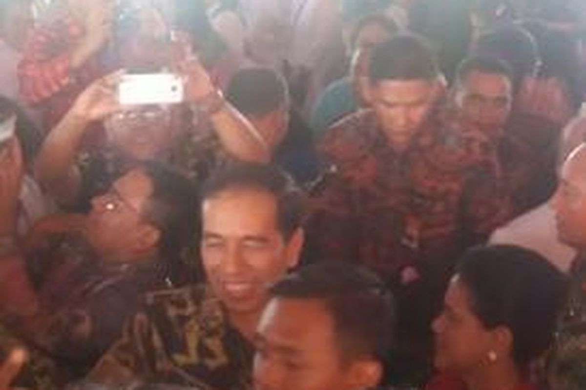 Jokowi saat bersalaman dengan warga Kupang, usai acara Natal Nasional di alun-alun rumah jabatan Gubernur NTT