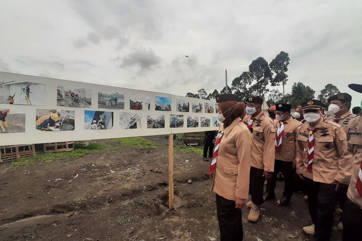 Gubernur Jawa Timur tinjau huntara di Desa Sumbermujur, Kecamatan Candipuro, Lumajang, Jumat (11/2/2022)