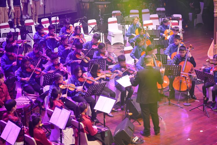 Sebanyak 500 siswa dari Bina Bangsa School Jakarta menggelar konser musik orkestra yang ke-14 kalinya di Teater Jakarta, Taman Ismail Marzuki (TIM).