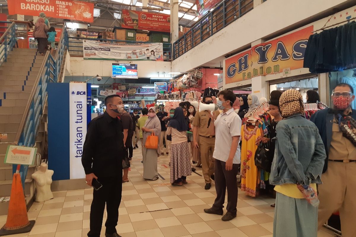 ASN melakukan pengecekan kepada pedagang dan pembeli di Pasar Koja Baru, Koja, Jakarta Utara, Senin (6/7/2020)