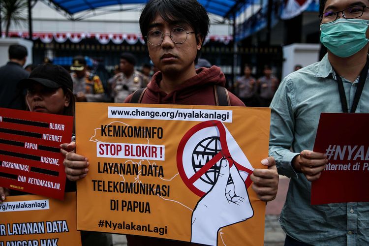 Para aktivis menggelar aksi demonstrasi meminta Kementerian Komunikasi dan Informatika (Kemenkominfo) membuka akses internet di Papua dan Papua Barat di depan kantor Kemenkominfo, Jakarta Pusat, Jumat (23/8/2019). Aktivis menuntut pemerintah mencabut pembatasan jaringan internet di Papua dan Papua Barat. Sebab, pemblokiran dan pembatasan akses informasi ini melanggar hak digital, terutama hak warga negara untuk dapat mengakses informasi.