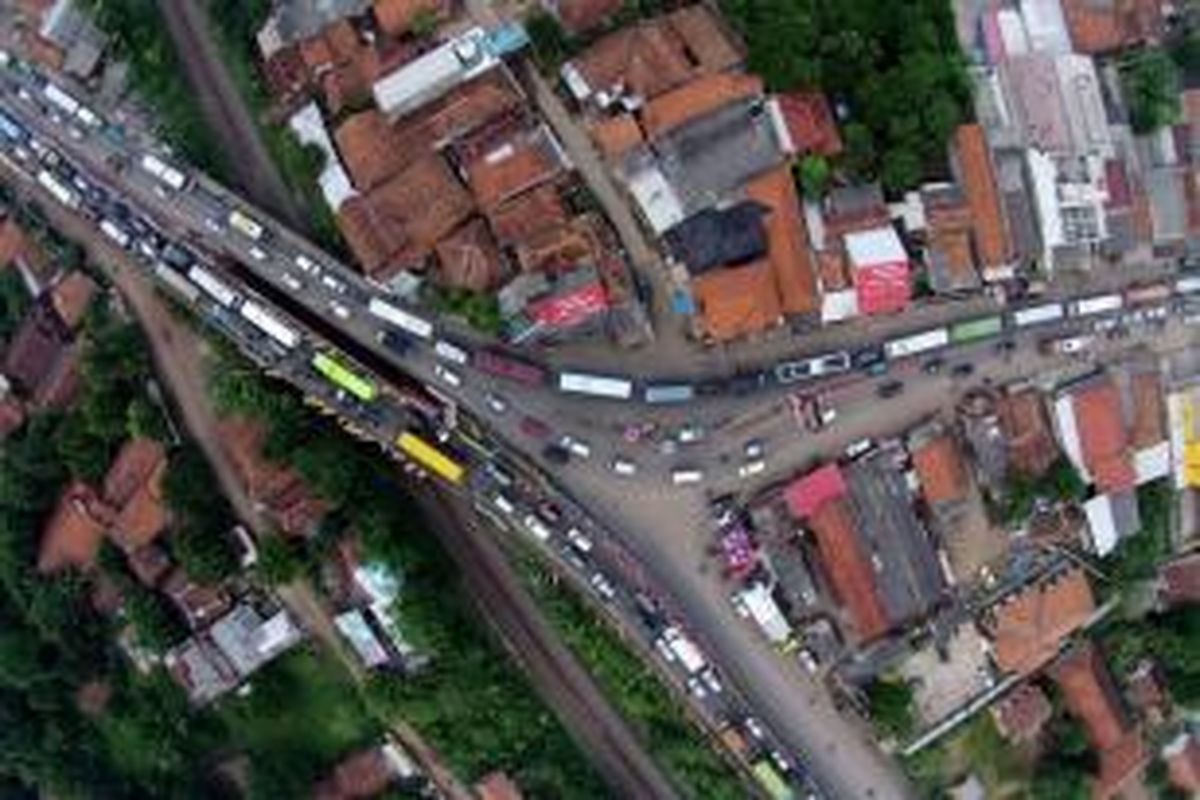 Kemacetan di Simpang Jomin, Karawang, Jawa Barat, Jumat (25/7/2014). Puncak arus mudik Lebaran 2014 diperkirakan terjadi hari ini.