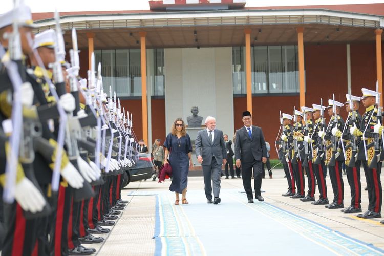 Menteri Pertanian (Mentan) Andi Amran Sulaiman saat mengantar kepulangan Presiden Republik Federatif Brasil, Luiz Inácio Lula da Silva, di Pangkalan TNI AU Halim Perdanakusuma, Jakarta, Jumat (24/10/2025).