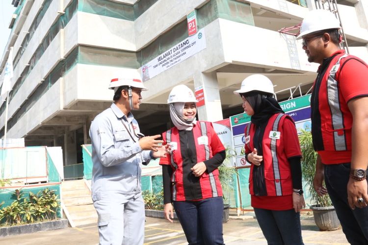 Direktur Pemasaran & Pengembangan Properti Adhi Persada Properti Wahyuni Sutantri, usai melakukan topping off The Padmayana di Jakarta, Sabtu (21/12/2019).