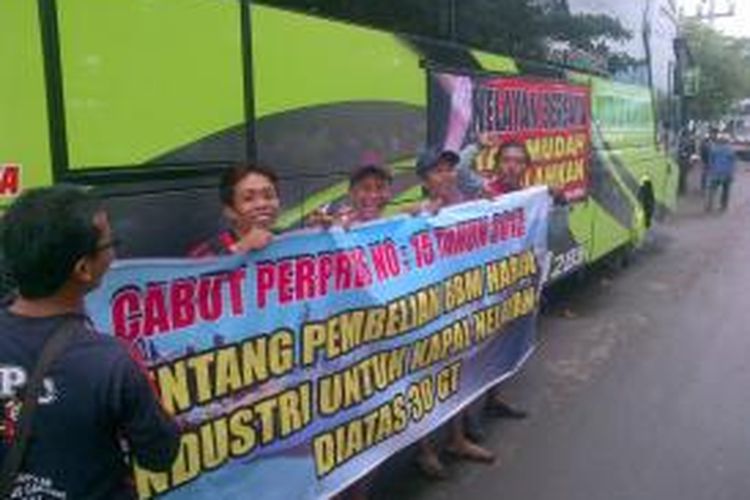 Salah satu bus yang mengangkut 600 nelayan asal Kota Tegal, Jawa Tengah, yang berangkat menuju Jakarta untuk berunjuk rasa menolak Perpres Nomor 15 tahun 2012 tentang peberlakuan solar industri.
 