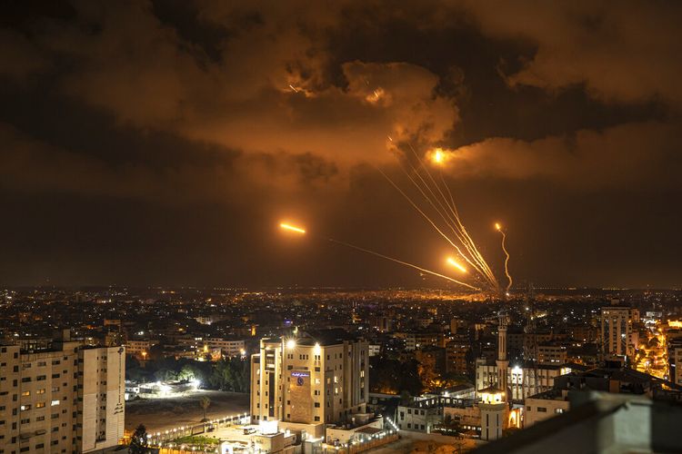 Roket ditembakkan oleh milisi Palestina dari Gaza ke Israel, Jumat (5/8/2022). Para pejabat Palestina mengatakan, serangan udara Israel di Gaza telah menewaskan sedikitnya 10 orang, termasuk seorang milisi senior, dan melukai puluhan lainnya.