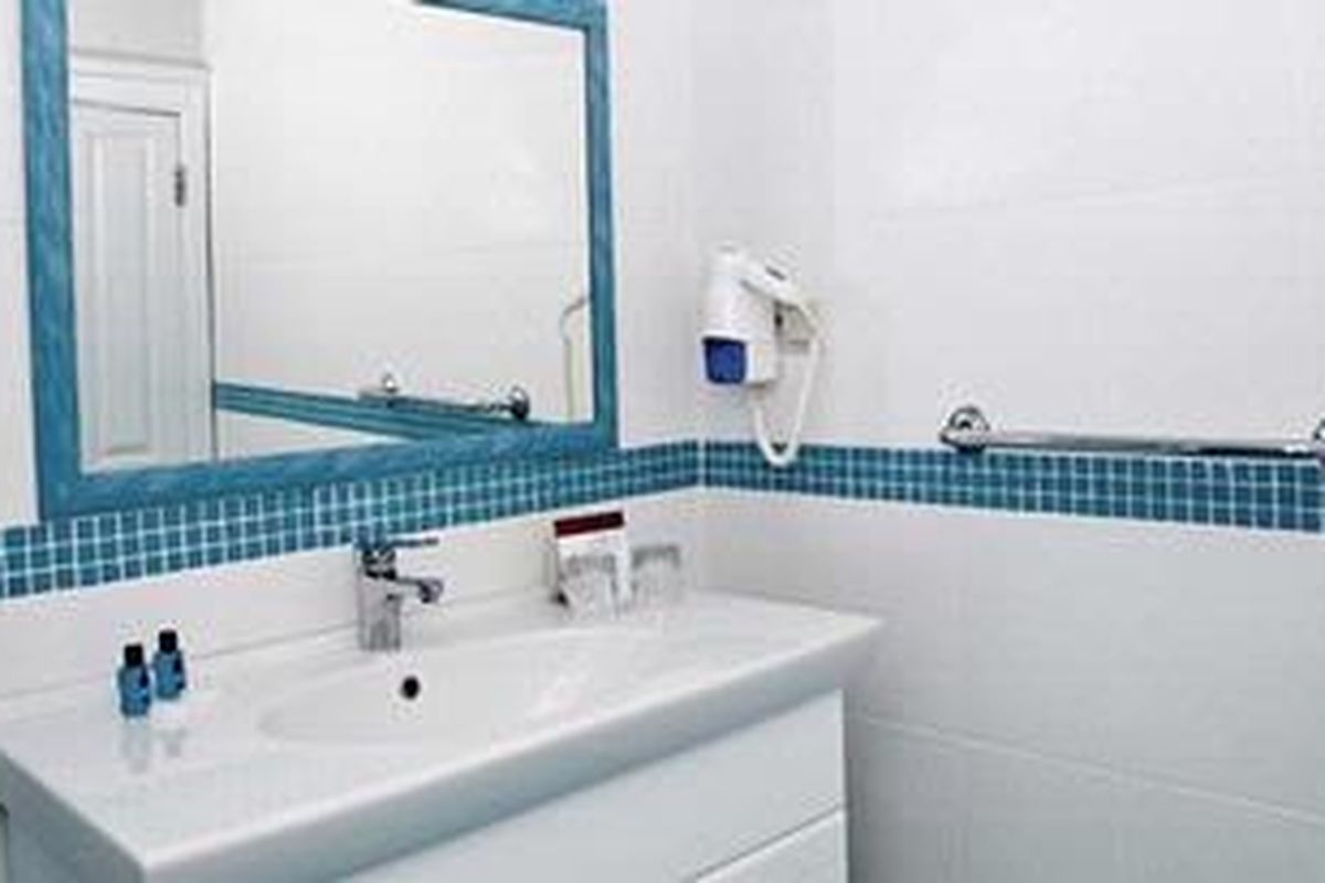 Siapkan faktor pencahayaan cukup agar terasa lebih lega dan nyaman bila dibandingkan dengan kamar mandi kurang pencahayaan. Selanjutnya, ciptakan ilusi dengan cermin. 