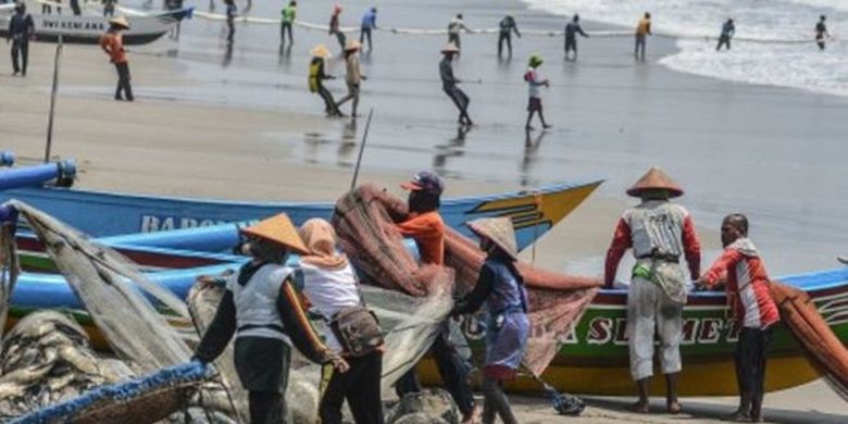 Nelayan tradisional menarik tambang jaring ered di pesisir Pantai Timur, Kabupaten Pangandaran, Jawa Barat, Minggu (27/10/2019). 