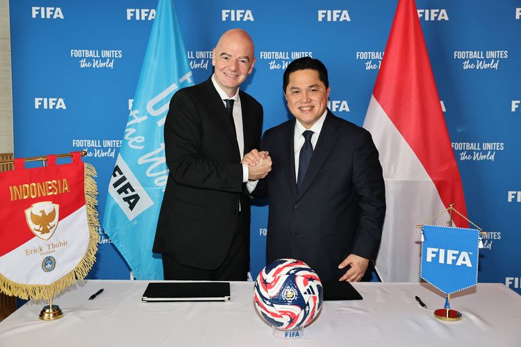 Presiden FIFA Gianni Infantino dan Presiden Persatuan Sepak Bola Indonesia (PSSI) Erick Thorir saat upacara penandatanganan pada 17 Juni 2025 di Miami, Florida.