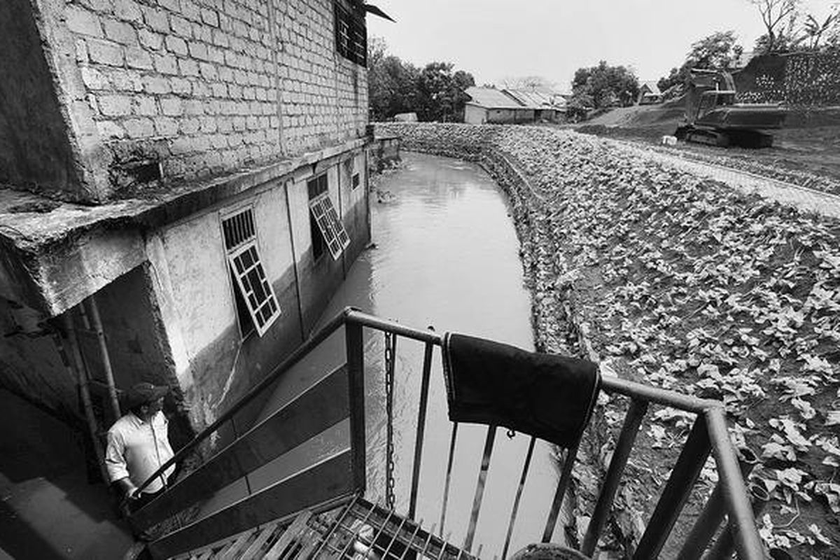 Kali Krukut  tak hanya berdempetan dengan permukiman warga, tetapi juga lebarnya  menyempit dengan adanya pengurukan di sisi kanan, Kampung Pulo, Pondok Labu, Jakarta Selatan, Senin (31/10). Setelah hujan lebat, banjir terjadi di Kampung Pulo pada Minggu  malam dengan ketinggian air sedada orang dewasa. Banjir merendam wilayah RW 03, yaitu RT 09, RT 10, RT 11, RT 12, dan RT 14 Kampung Pulo,  karena air tak tertampung di Kali Krukut.