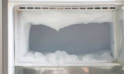 Bukan Dikerok, Ini Cara Membersihkan Bunga Es di Freezer