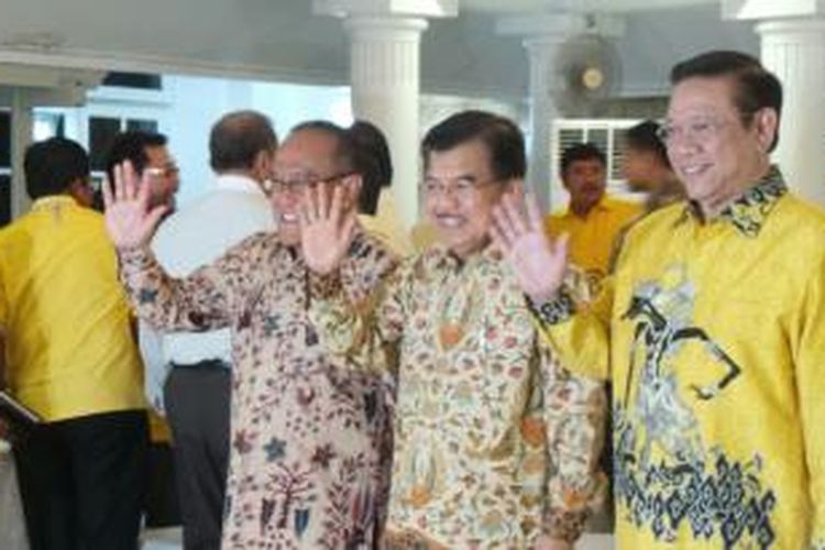 Aburizal Bakrie (kiri) dan Agung Laksono (kanan), bersama Jusuf Kalla di acara penandatanganan islah Partai Golkar di rumah dinas Wakil Presiden, Jakarta, Sabtu (30/5/2015).