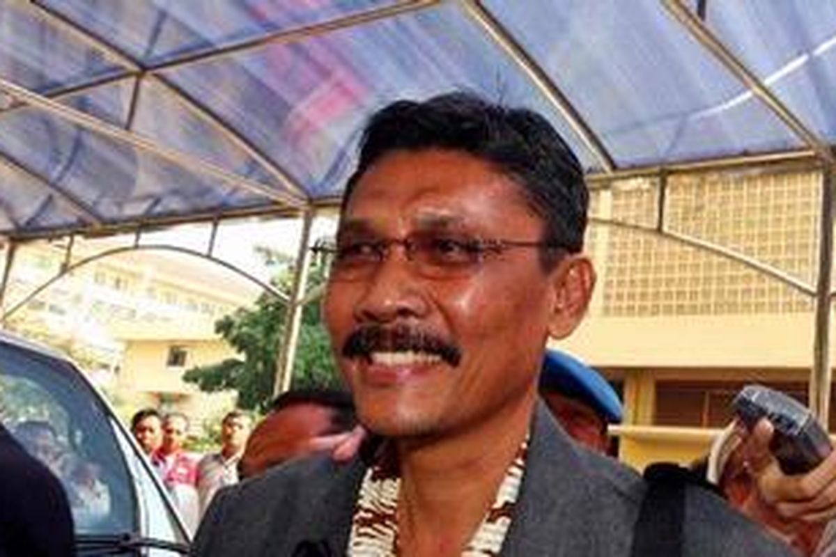 Muhtadi Asnun, ketua majelis hakim yang menyidangkan perkara Gayus HP Tambunan, datang ke Mabes Polri, Jakarta Selatan, Senin (3/5/2010). Dia diperiksa terkait dengan pengakuannya menerima dana Rp 50 juta dari Gayus saat pemeriksaan kode etik oleh Komisi Yudisial beberapa waktu lalu.