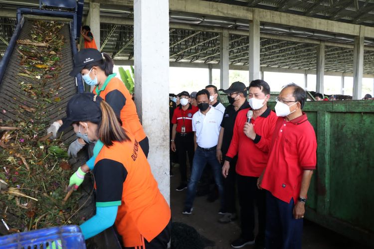 Gubernur Bali Wayan Koster saat meninjau pengelolaan sampah di Toss Center, Desa Kusamba, Kecamatan Dawan, Kabupaten Klungkung 