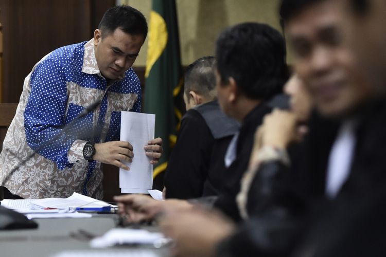 Terdakwa kasus suap penyelesaian kasus PN Jakarta Utara Saipul Jamil (kiri) berbincang dengan kuasa hukumnya usai menyampaikan nota pembelaan dalam sidang pledoi di Pengadilan Tipikor, Jakarta, Rabu (26/7). Dalam sidang pledoi, Saipul Jamil merasa tidak menyuap karena tidak ada saksi yang menyatakan Saipul menyerahkan uang atau menjanjikan sesuatu kepada Rohadi. ANTARA FOTO/Rosa Panggabean/foc/17.
