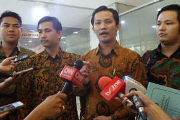 Tim kuasa hukum KPPJ seusai melaporkan dugaan pelanggaran kode etik yang diduga dilakukan Wakil Ketua DPR RI Fadli Zon dan Fahri Hamzah di Kompleks Parlemen, Senayan,  Jakarta, Jumat (11/11/2016).
