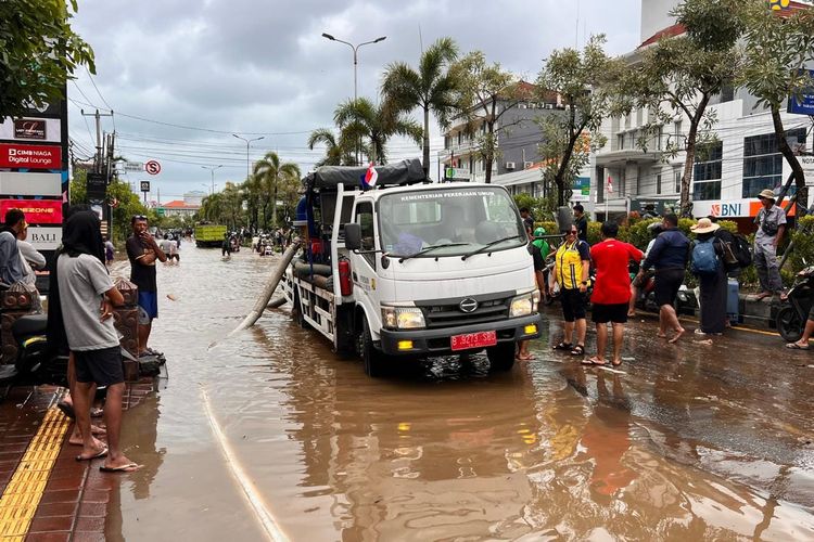 Penanganan banjir di Kota Denpasar, Provinsi Bali.