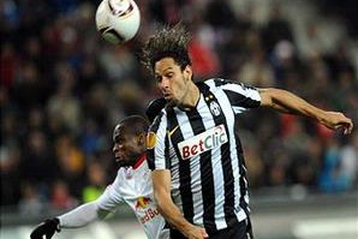 Striker Juventus, Amauri, berduel dengan pemain RB Salzburg, Rabiu Afolabi, dalam pertandingan Liga Europa Grup A, Kamis atau Jumat (22/10/2010). Juventus akhirnya ditahan 1-1.