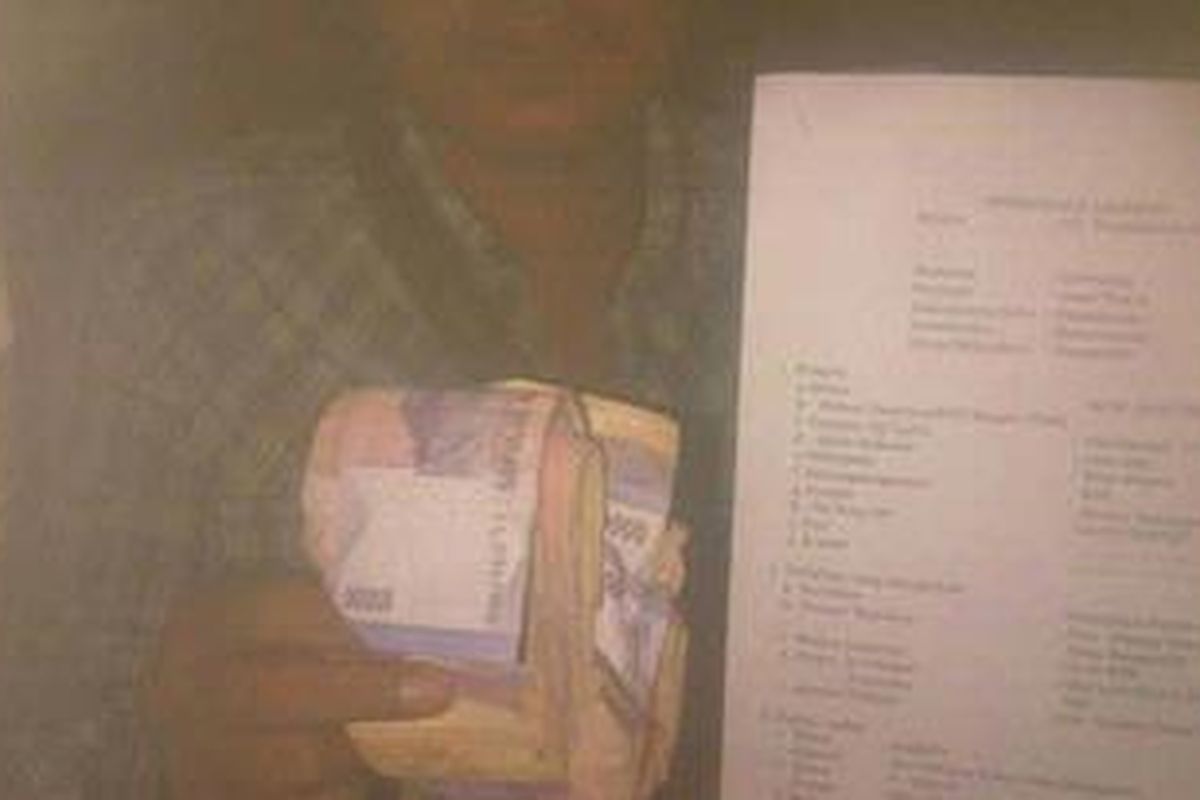 Barang Bukti uang yang diserahkan untuk mempengaruhi pilihan warga dalam Pilkada Bupati-Wakil Bupati Pamekasan. 