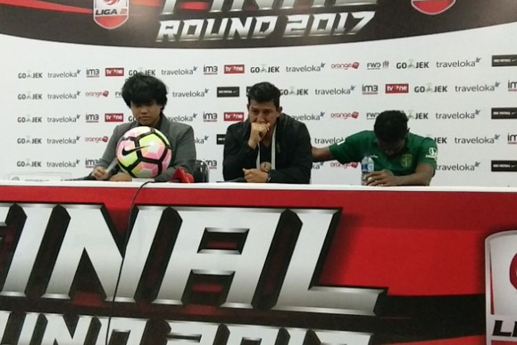 Pelatih Persebaya Surabaya Angel Alfredo Vera didampingi Fandry Imbiri, tak kuasa menahan tangis setelah membawa Persebaya lolos ke babak final usai mengalahkan Martapura FC, Sabtu (25/11/2017).