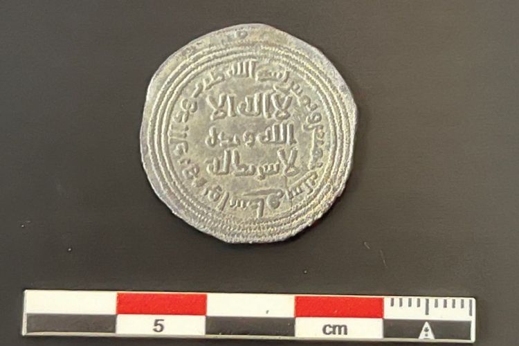Arkeolog temukan koin dari zaman Bani Umayyah di situs arkeologi Halit, Dawadimi, Riyadh, Arab Sadi.