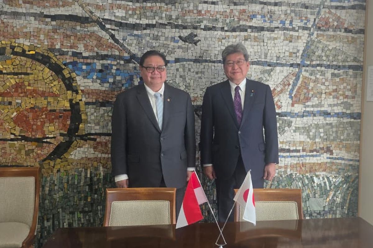 Menko Bidang Perekonomian Airlangga Ahartarto bersama Executive Acting Secretary-General of the Liberal Democratic Party (LDP) Koichi Hagiuda dalam sebuah pertemuan di Tokyo, Jepang, Rabu (11/3/2026).