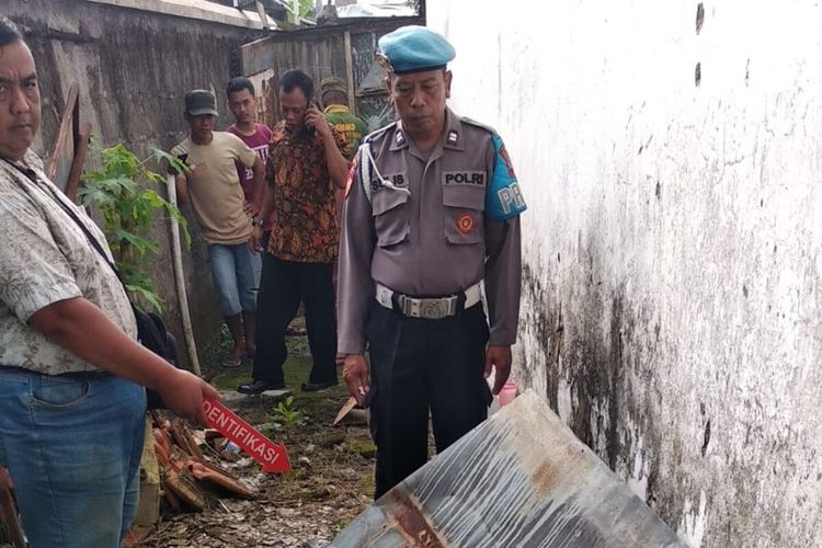 Polisi melakukan olah tempat kejadian perkara penemuan gadis di bawah umur diduga korban penganiayaan di Kelurahan Sambon, Banyudono, Boyolali, Jawa Tengah.